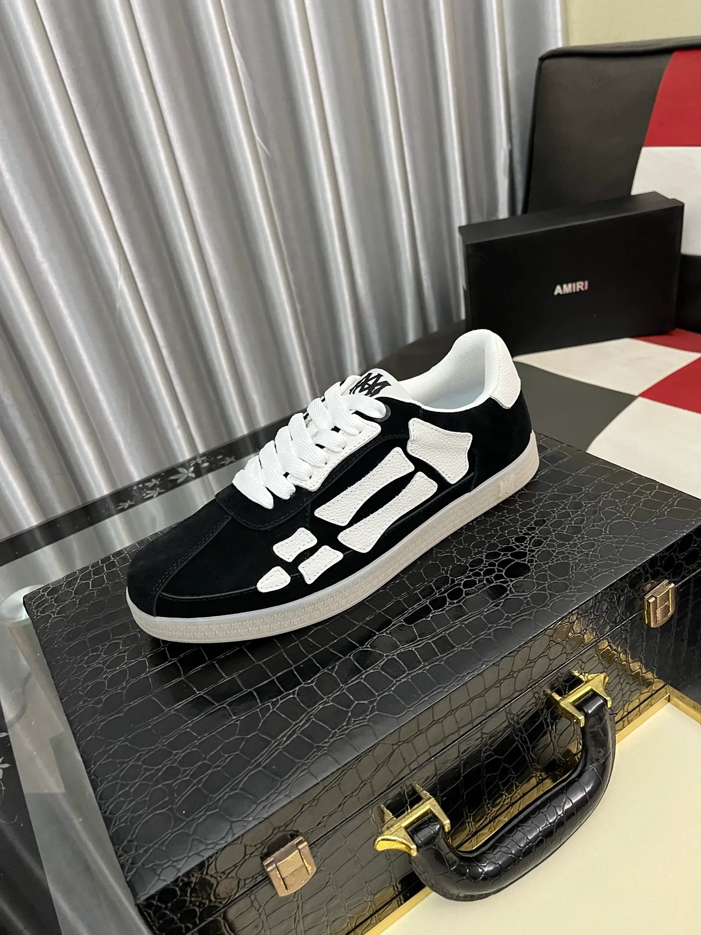 Men's shoes 💰420⌚️⌚️《AMIR*》New men's low-top casual sports sneakers bone shoes, another pair of irresistible bone shoes. Bone shoes are one of AMIRI's most popular items. They use first-layer cowhide uppers. The side bones are made of two cowhide laminations. They have a three-dimensional feel. The leather incisions are all oil-edged. Contrasting color design. Simple style. Fashionable sports. Customized metal LOGO nameplate to embellish shoelaces. Exclusive control of top version. Supports comparison. Breathable mesh lining Original rubber outsole A must-have item for daily leisure Suitable for various occasions Check it out if you are looking for high quality Super cool uppers Size: 38-445️⃣ Colors available